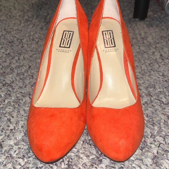 Orange heels, size 6 but feel like a 6.5 to me - Picture 3 of 4